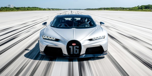 Bugatti, il raduno a 400 km/h sulla pista degli Space Shuttle