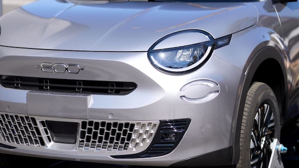 Fiat 600, un bagno di colore per il suv elettrico prima del lancio