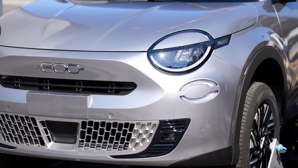 Fiat 600, un bagno di colore per il suv elettrico prima del lancio