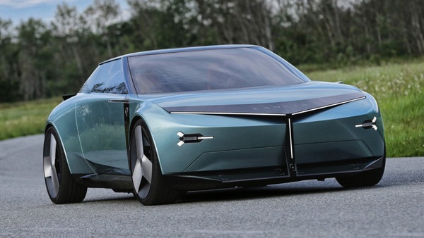 Lancia, la concept Pu+Ra HPE scende in strada con il CEO Napolitano