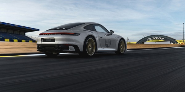 Porsche, la 911 esclusiva che omaggia le vittorie di Le Mans