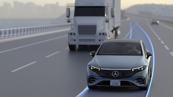 Mercedes, con Classe E debutta in Europa il sorpasso autonomo