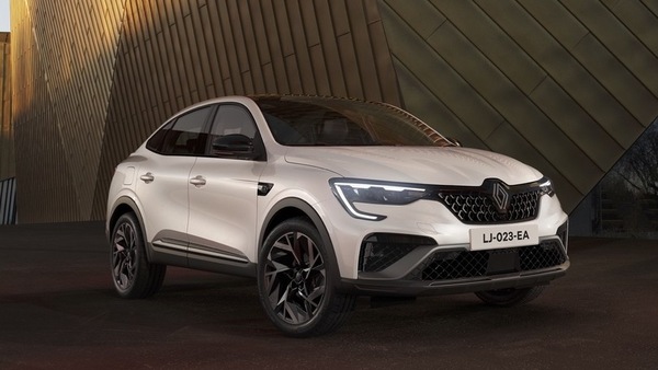 Renault Arkana 2023 conferma l'E-Tech, in più c'è la sportività Esprit Alpine