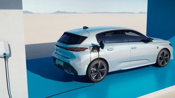 Peugeot E-308, i prezzi della media elettrica