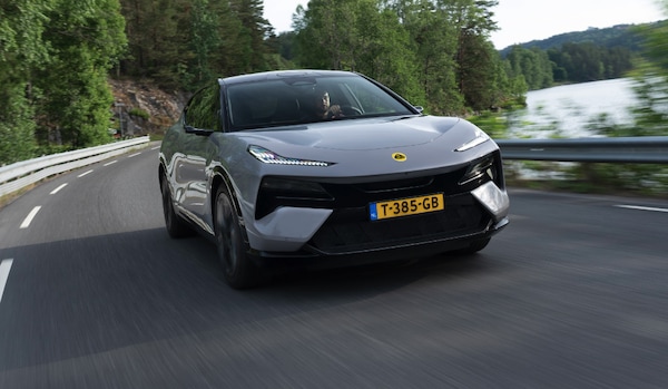 Lotus Eletre, la prova: provate a inseguirmi!