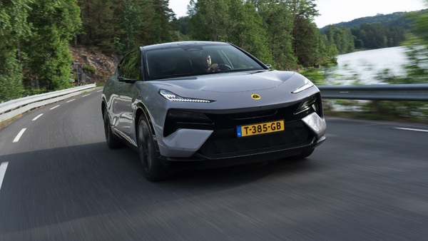 Lotus Eletre, la prova: provate a inseguirmi!