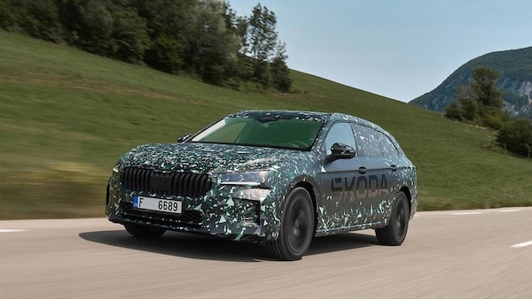Nuova Skoda Superb a carte scoperte: motori, dimensioni e Adas