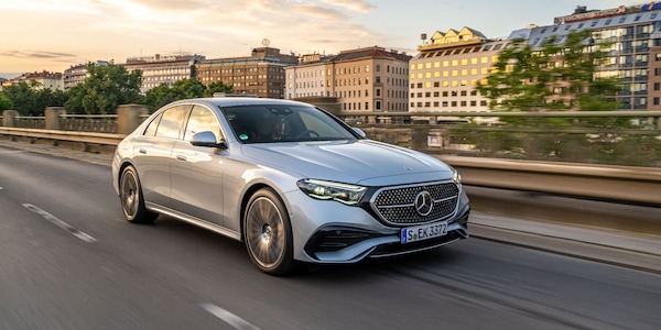 Mercedes Classe E, la nuova berlina punta su ibrido e comfort