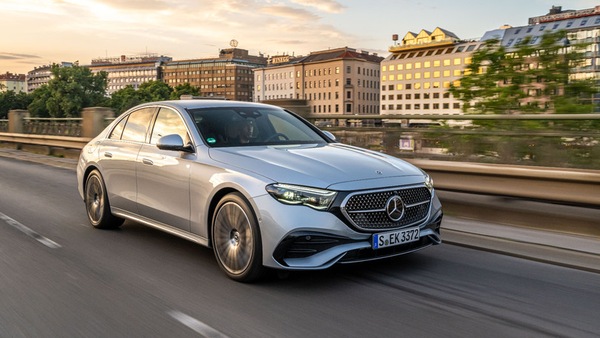 Mercedes Classe E, la nuova berlina punta su ibrido e comfort