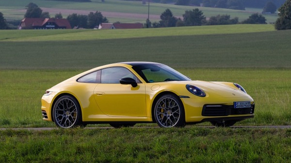 Porsche, la 911 sarà a benzina ancora per molti anni