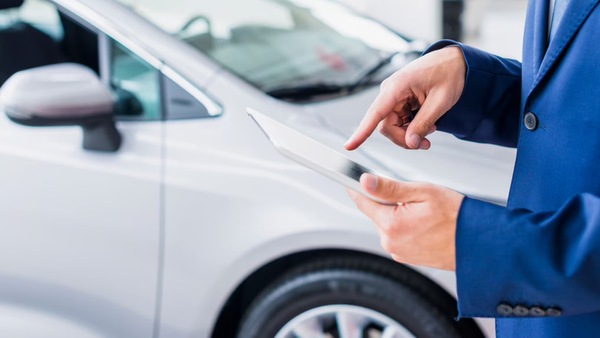 Per acquistare un'auto nuova servono 7,7 redditi familiari mensili
