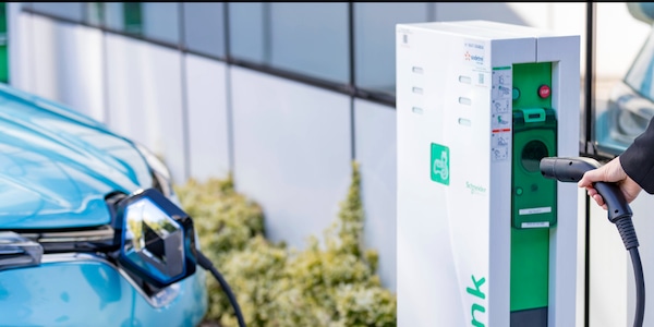 Francia, gli incentivi escluderanno le auto elettriche prodotte in Cina