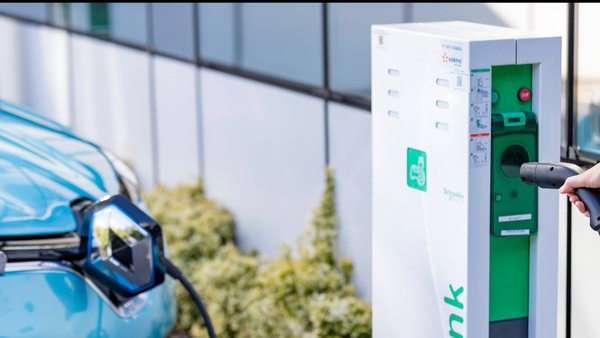 Francia, gli incentivi escluderanno le auto elettriche prodotte in Cina