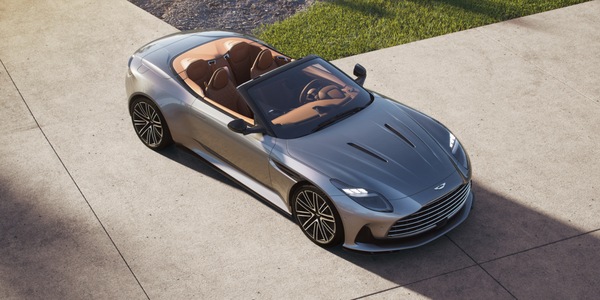 Aston Martin DB12 Volante, il vento soffia sull'eleganza