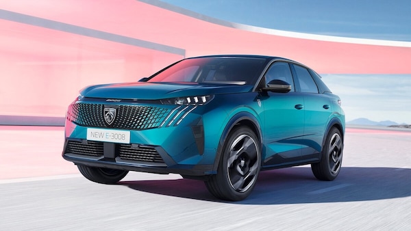 Peugeot e-3008, ultimi "graffi" prima del debutto