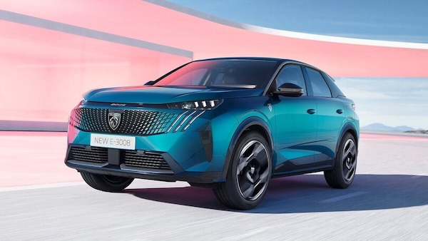 Peugeot e-3008, ultimi "graffi" prima del debutto