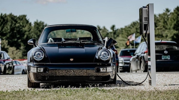 Sacrilege Motors trasforma la Porsche 911 in elettrica "grazie" a Tesla
