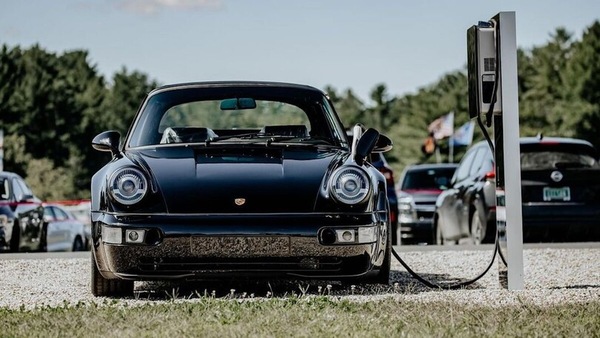 Sacrilege Motors trasforma la Porsche 911 in elettrica "grazie" a Tesla