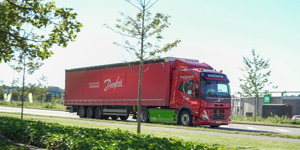Volvo, tre camion elettrici operativi H24 in Danimarca
