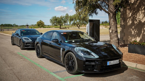 Porsche Panamera 2024 rilancia su E-Hybrid e sportività