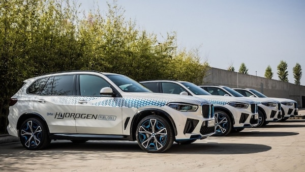 Bmw iX5 Hydrogen fa il pieno all'elettrico