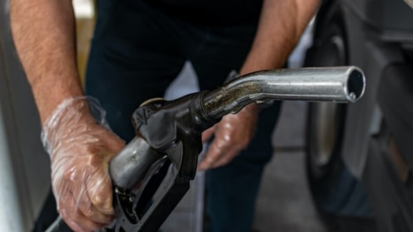 Caro prezzi carburanti: finalmente calano benzina e diesel