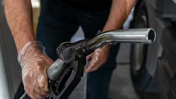 Caro prezzi carburanti: finalmente calano benzina e diesel