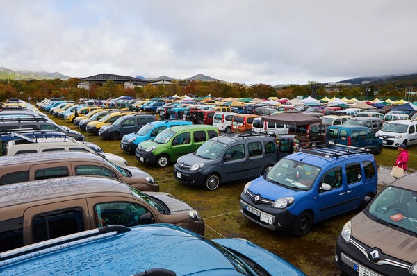 Renault Kangoo raduno Jamboree Fest al Fuji: una passione tutta giapponese
