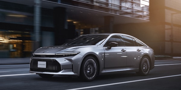 Toyota Crown, la berlina à full hybrid o a idrogeno