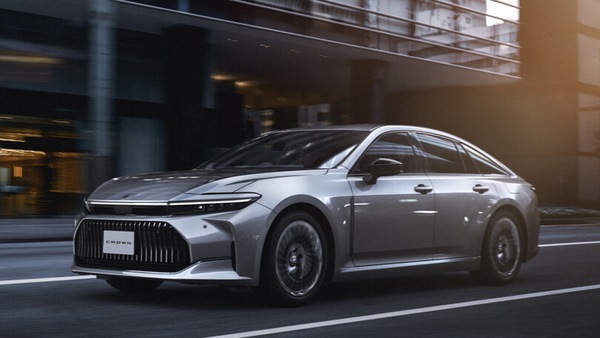 Toyota Crown, la berlina à full hybrid o a idrogeno