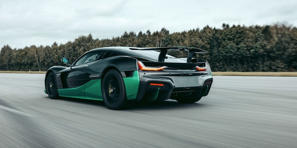 Un’auto elettrica stabilisce un nuovo record di velocità, in retromarcia