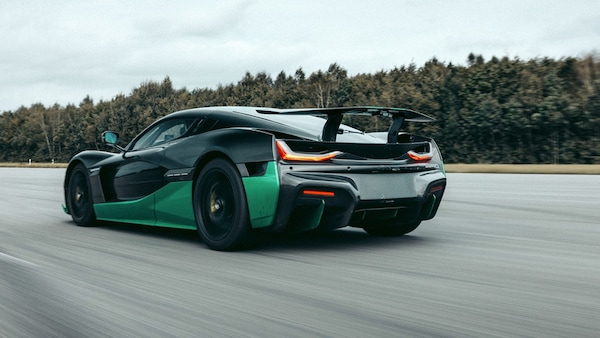 Un’auto elettrica stabilisce un nuovo record di velocità, in retromarcia