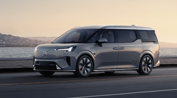 Volvo EM90, il lusso elettrico nel formato navetta