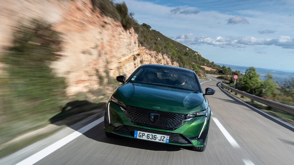 Peugeot e-308, come si guida la media francese elettrica