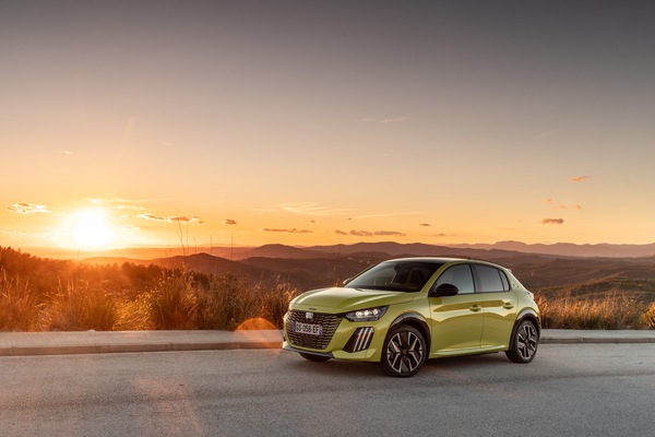 Peugeot e-208, con il restyling il cerchio si chiude