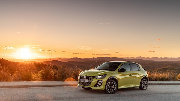 Peugeot e-208, con il restyling il cerchio si chiude