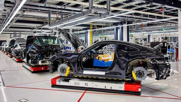 Porsche rinnova il sito di Zuffenhausen, 718 elettrica accanto alle boxer