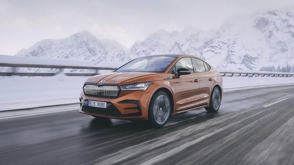 Skoda Enyaq 2024, più cavalli e autonomia: i prezzi dell'intera gamma