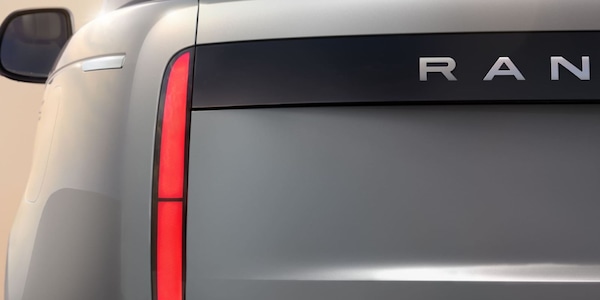 Range Rover Electric, potente come la SV col V8