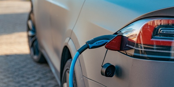Germania, stop agli incentivi per auto elettriche: "Mancano i fondi"