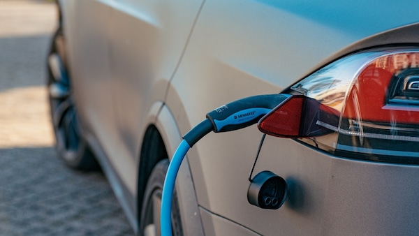 Germania, stop agli incentivi per auto elettriche: "Mancano i fondi"