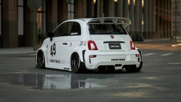 Abarth 595, il bodykit Liberty Walk è esagerato