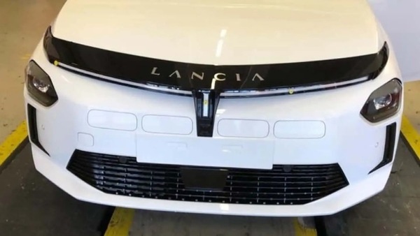 Nuova Lancia Ypsilon 2024, arrivano nuove foto spia