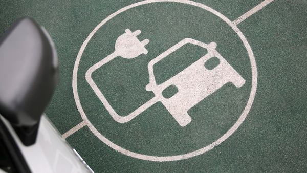 Mercato auto 2023 in crescita, ma adesso servono gli incentivi