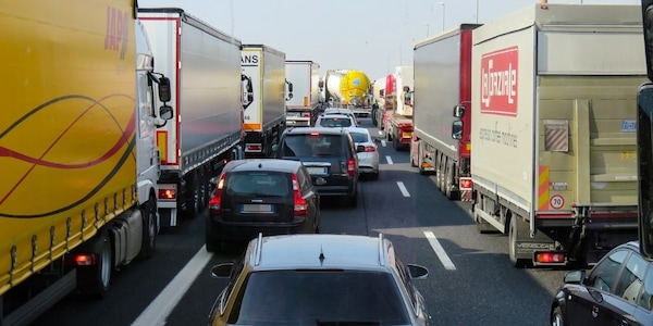 Aumentano le auto nell'UE: in Italia più di una vettura ogni due abitanti