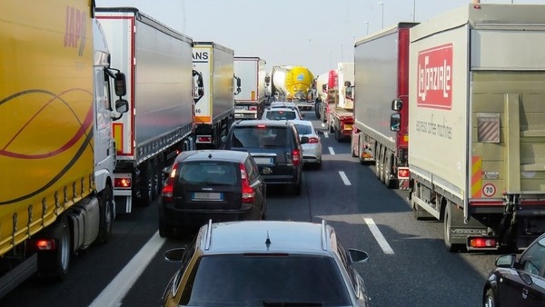 Aumentano le auto nell'UE: in Italia più di una vettura ogni due abitanti