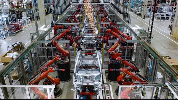 Tesla prepara l'assalto, avvisati i fornitori per Model 2 nel 2025