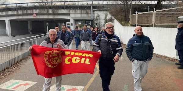 Stellantis, sciopero a Mirafiori: lavoratori della Fiat 500e bloccano le strade