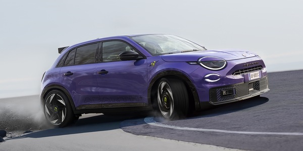 Abarth 600e, lo Scorpione più potente si mostra