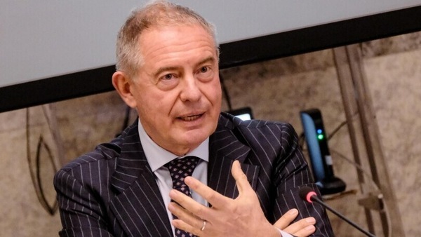 Tesla arriva in Italia? Urso: “Dialoghiamo per una fabbrica di auto elettriche"